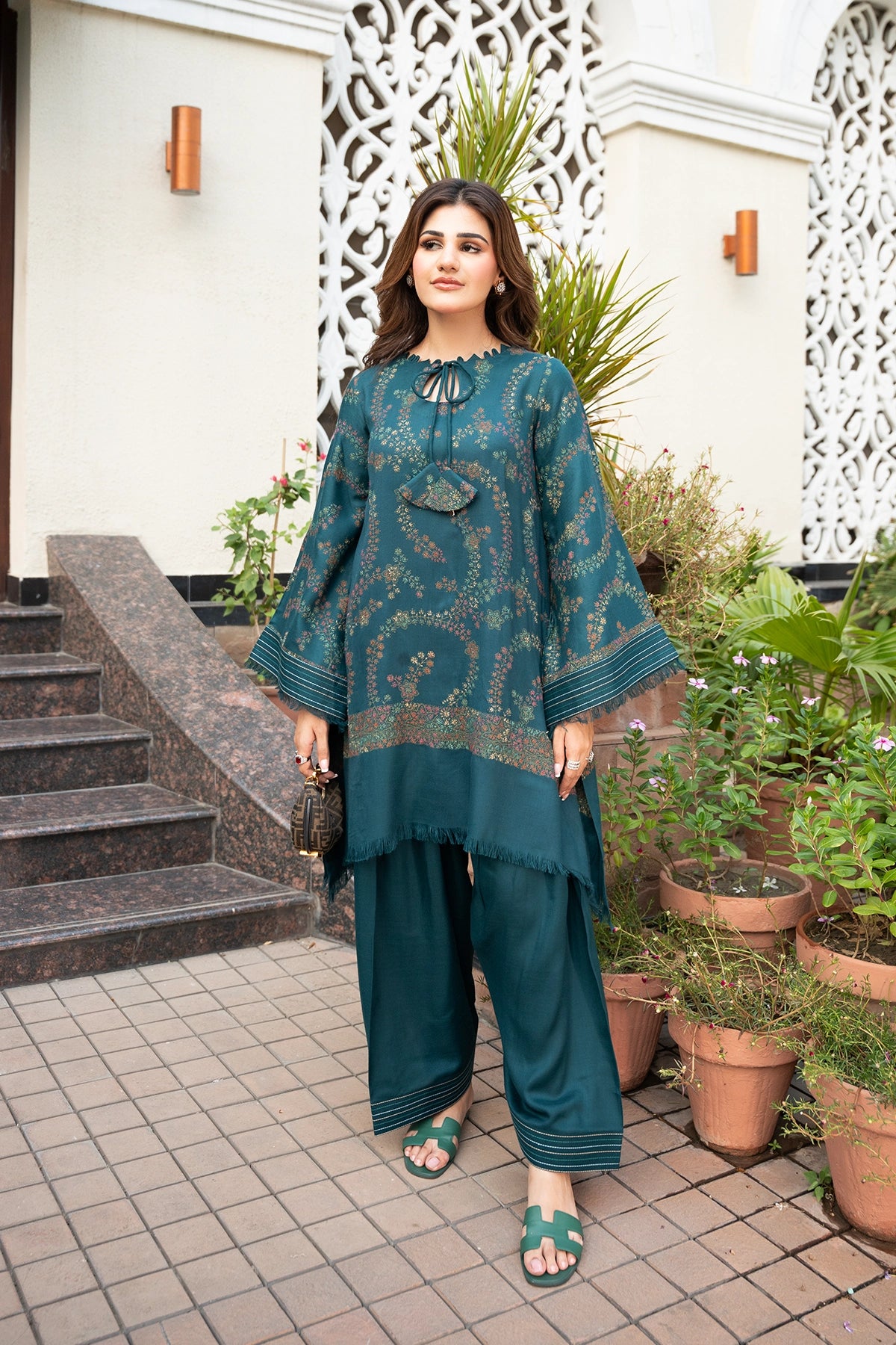 GUL-E-NEEL