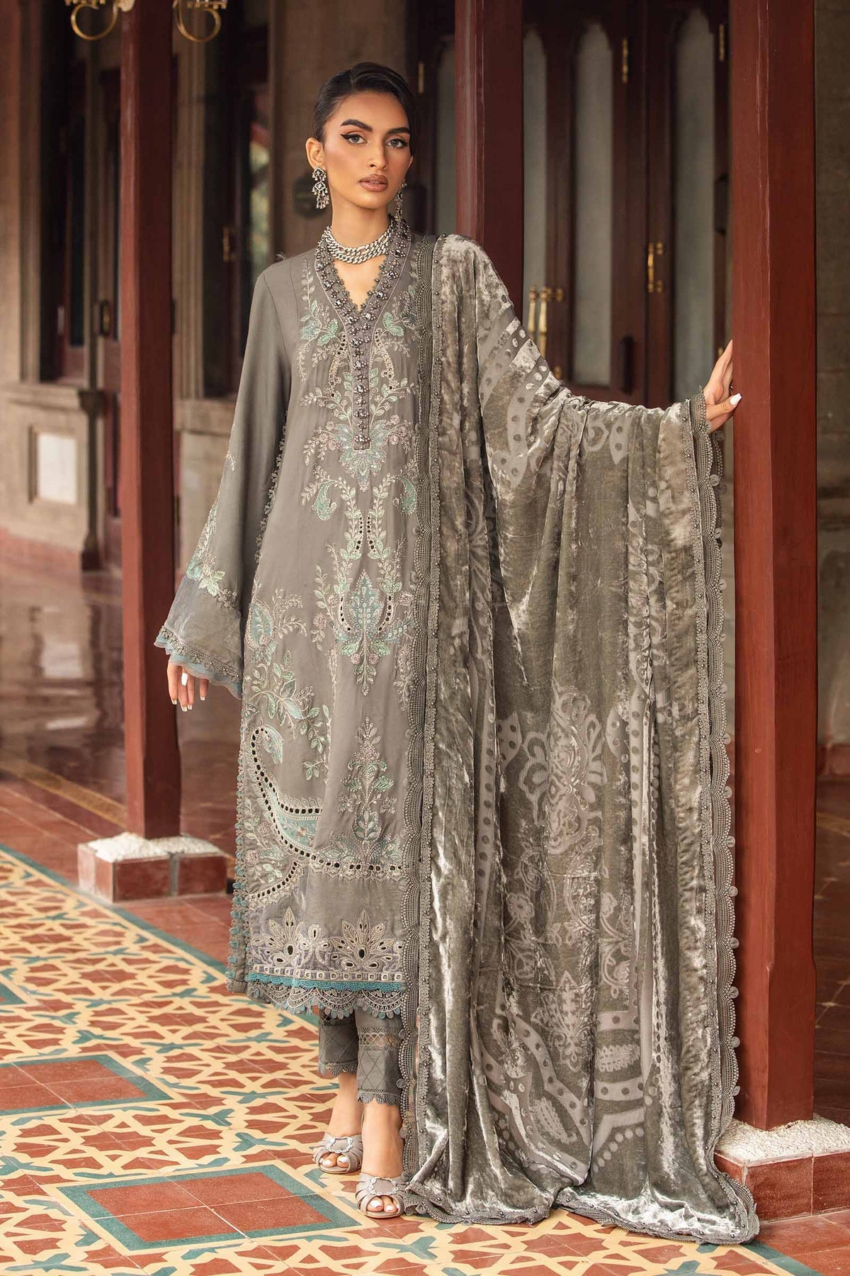 Maria B Winter Luxe collection 2024 - 3 Piece Unstitched Embroidered Velvet Suit | DL-1209