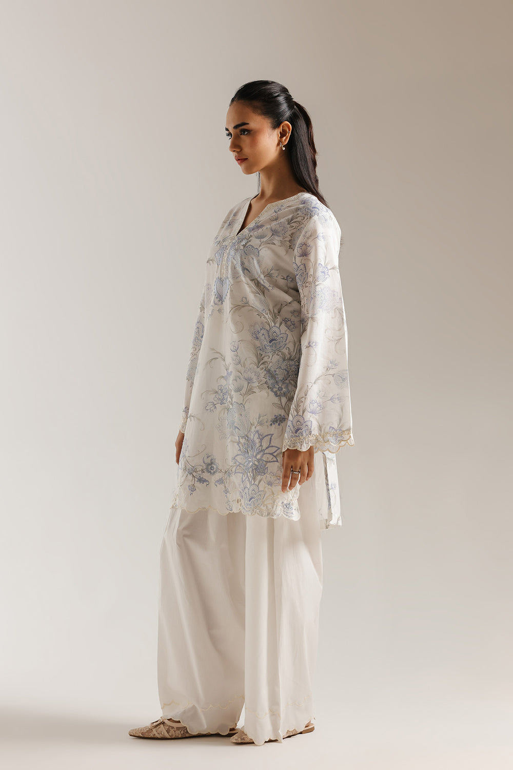 WHITE | E7682/102/001