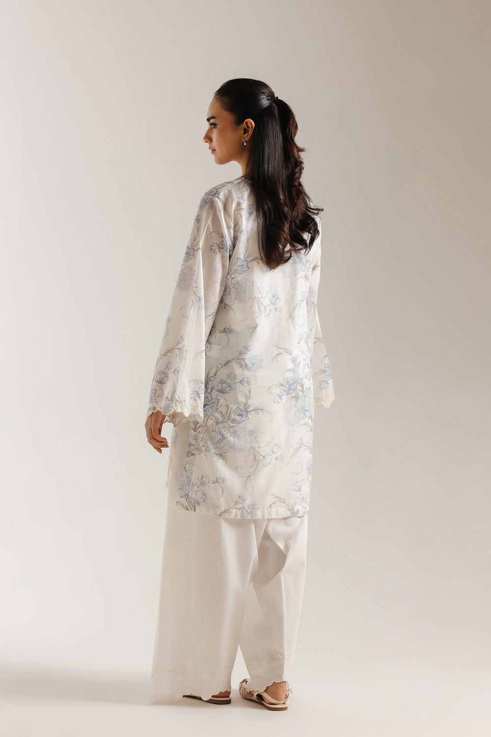 WHITE | E7682/102/001
