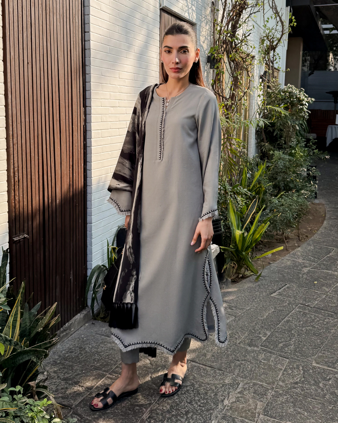 EMBROIDERED THREAD SET