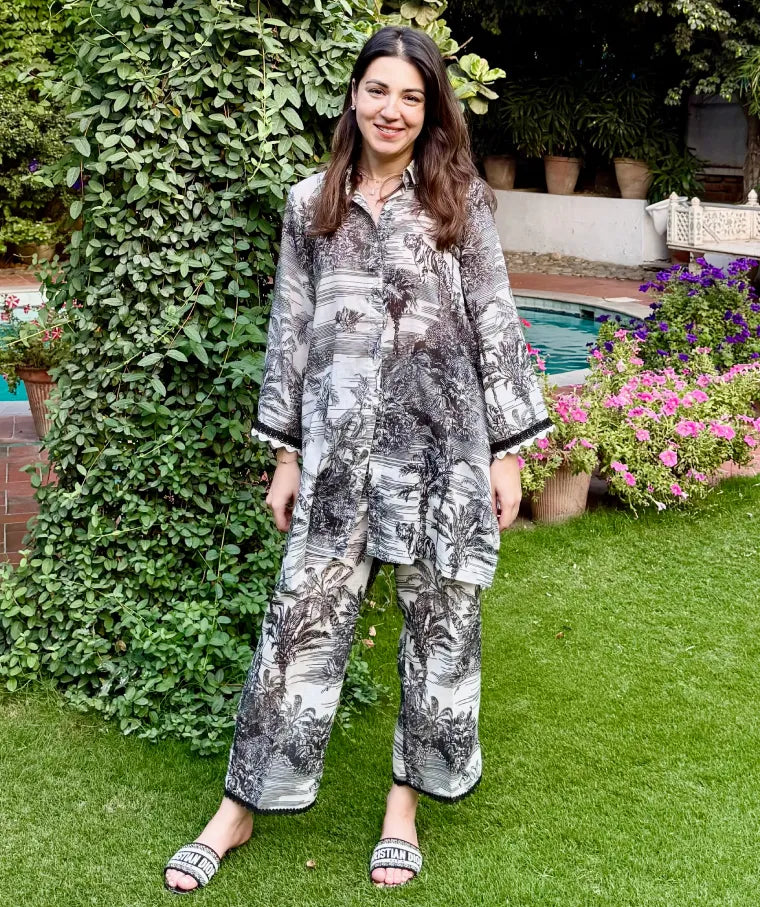 ITS A JUNGLE OUT THERE (BLACK)